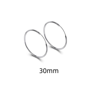 Detalle de los pendientes de aro de 30mm en plata de ley con acabado pulido