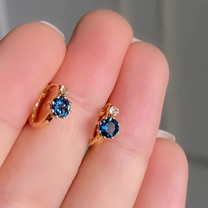 Élégantes créoles en argent S925 plaqué or 18K avec saphir bleu et zircons blancs étincelants