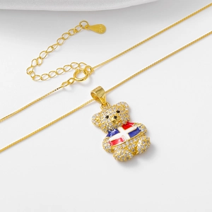Détail du pendentif ours en argent S925 avec zircon et motif drapeau en émail