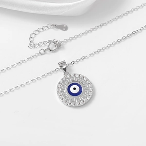 Dettaglio del ciondolo occhio malvagio in argento S925 con diamanti e motivo greco