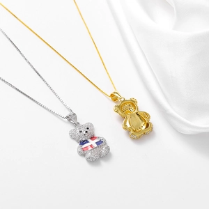 Détail des pendentifs ours en argent S925 avec zircons et émail sur soie blanche