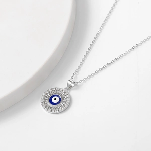 Collana malocchio in argento 925 con motivo greco meandro e zirconi lucenti su sfondo bianco