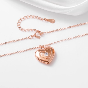 Makro-Detail des Herzmedaillons aus Roségold mit Zirkon und S925 Sterlingsilber-Stempel