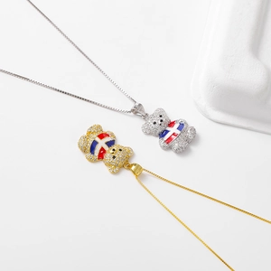 Détail de colliers ours hip-hop en or et argent avec zircon et drapeau en émail