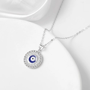 Dettaglio del ciondolo Occhio del Male in argento S925 con greca e diamanti incastonati