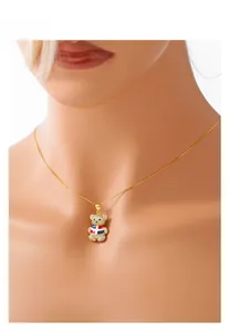 Gros plan sur la chaîne dorée avec pendentif ours en zircons et émail coloré
