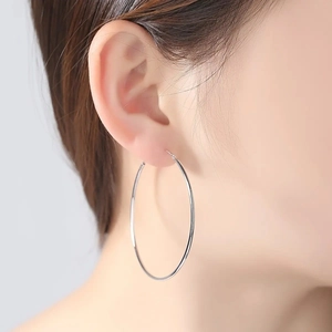 Grandes pendientes de aro plateados pulidos para mujer con diseño circular de 5cm