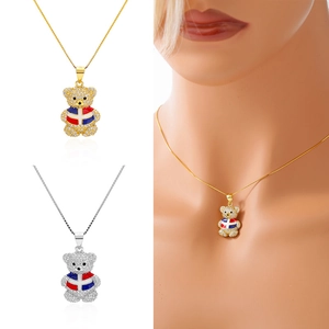 Détail du collier ours en peluche avec drapeau en émail et cristaux scintillants
