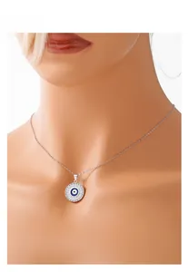 Primo piano della collana con ciondolo occhio turco in argento S925 e motivo greco su modella