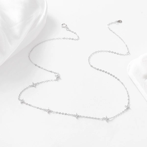 Dettaglio macro della collana a quadrifoglio in argento sterling S925 con cristalli