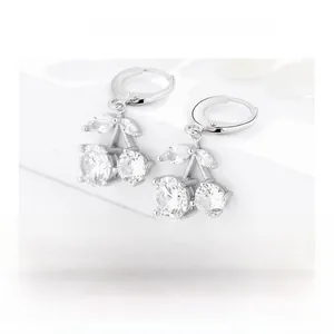 Makro-Detail von Kirsch-Ohrringen aus S925 Sterlingsilber mit funkelndem Zirkonia