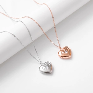 S925 Silber und Roségold Herz Medaillon Halsketten mit Zirkon auf weißem Sockel