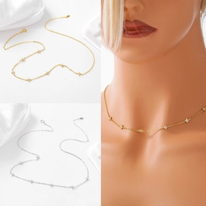 Dettaglio di eleganti collane a quadrifoglio in argento sterling S925 in oro e argento