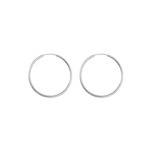 Pendientes de aro de plata de ley S925 pulida con diseño minimalista sobre fondo blanco
