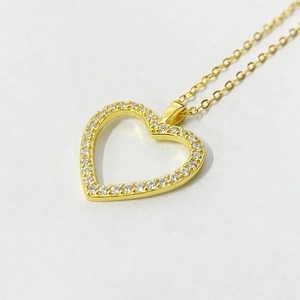 Collier Pendentif Coeur en Argent Sterling 925 pour Femmes Incrusté de Zirconia Coeur Ajouré Choker Bijoux de Mode Élégants