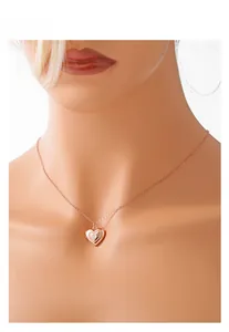 Roségoldene Herz-Medaillon-Halskette mit Zirkonia-Stein an einem weiblichen Modell