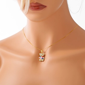Collier hip hop doré avec pendentif ours serti de zircons et détail de drapeau sur mannequin