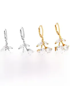 Detailansicht der S925 Sterlingsilber Kirsch-Ohrringe mit funkelnden Zirkonsteinen