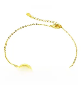 Vue détaillée du bracelet en or minimaliste avec pendentif cercle et chaîne ajustable