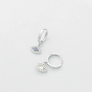 S925 Sterling Silber Evil Eye Creolen mit blauen Zirkonia auf weißem Hintergrund