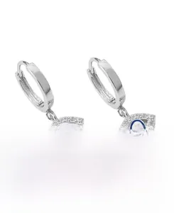 Nahaufnahme der S925 Silber Evil Eye Creolen mit blauem Emaille und Zirkonia Besatz