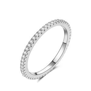 Eleganter S925 Sterlingsilber Ring mit funkelnden Pavé-Zirkonia-Steinen besetzt