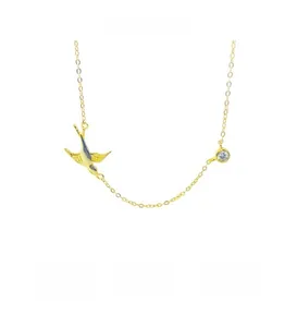 Détail du pendentif hirondelle en argent S925 doré avec une pierre de zircon brillant