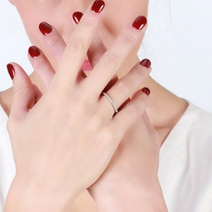 Minimalistischer S925 Sterling Silber Ring mit Zirkonia-Besatz an der Frauenhand