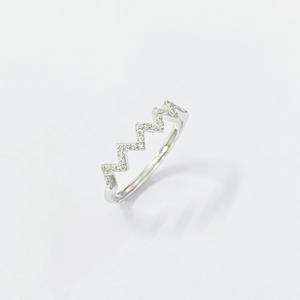 Vue détaillée de la bague en argent sterling S925 en forme de vague sertie de zircons
