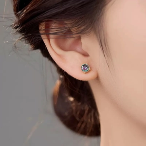 Classic S925 silver four-prong stud earring with iridescent round cubic zirconia on model