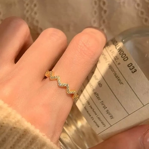 Bague vague dorée élégante avec zircons au design minimaliste ajustable en argent s925