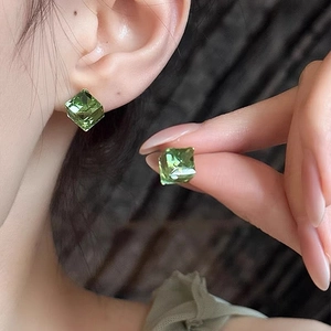Minimalist s925 silver cube stud earrings featuring green sugar-cube crystals for women