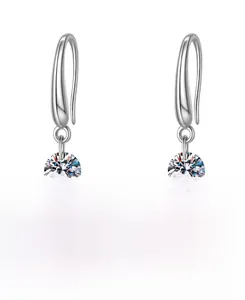 Makroaufnahme von S925 Sterling Silber Ohrhaken mit Zirkonia Anhängern im Brillantschliff