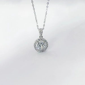 Elegante collana in argento S925 con ciondolo halo rotondo e zircone brillante incastonato