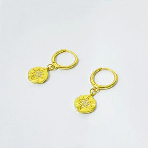 Boucles d'oreilles créoles S925 avec pendentif étoile martelé en plaqué or