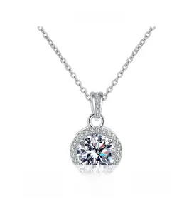 Dettaglio macro della collana con ciondolo halo in argento S925 e zirconi scintillanti