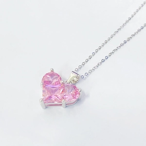 Élégant collier en argent S925 avec pendentif cœur en zircon rose vu sous un angle de 45 degrés