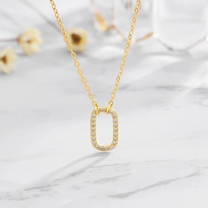 Collier élégant en argent S925 doré avec pendentif ovale et diamants cubiques en zircone