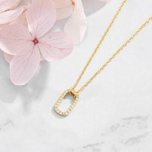 Collier minimaliste en argent 925 avec pendentif ovale orné de zircons cubiques brillants