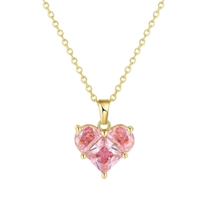 Collier élégant en argent S925 doré avec pendentif cœur en zircon rose sur fond blanc