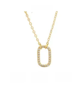 Détail du collier en argent plaqué or avec pendentif ovale et zircons blancs sertis