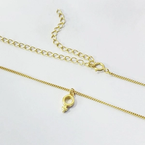 Collana minimalista in argento S925 con ciondolo simbolo femminile dorato e catena regolabile