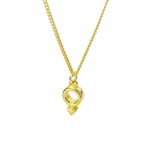 Collana minimalista in argento S925 con ciondolo simbolo di Venere dorato su sfondo bianco