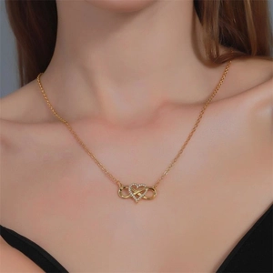 Goldene S925 Silber Unendlichkeit Herz Kette mit Zirkonia Mikro-Pave am Modell