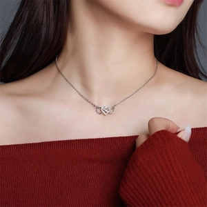 S925 Sterling Silber Herz Unendlichkeit Halskette mit Zirkonia auf einem Modell