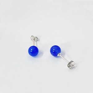 Détail macro de boucles d'oreilles en agate bleue naturelle avec fermoirs en argent S925