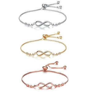 Détail des bracelets infini en argent, or et or rose sertis de zircons étincelants