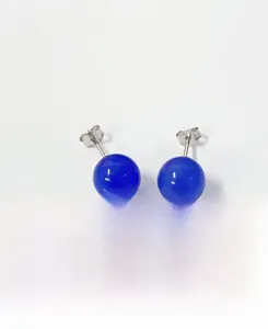 Détail macro de boucles d'oreilles en agate bleue avec tiges en argent massif 925
