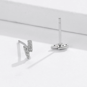 Vue détaillée des boucles d'oreilles éclair en argent S925 avec pavé de zircons étincelants