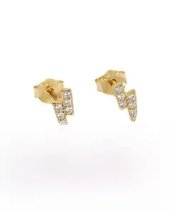 Vue détaillée d'une boucle d'oreille éclair en argent S925 avec zircons incrustés